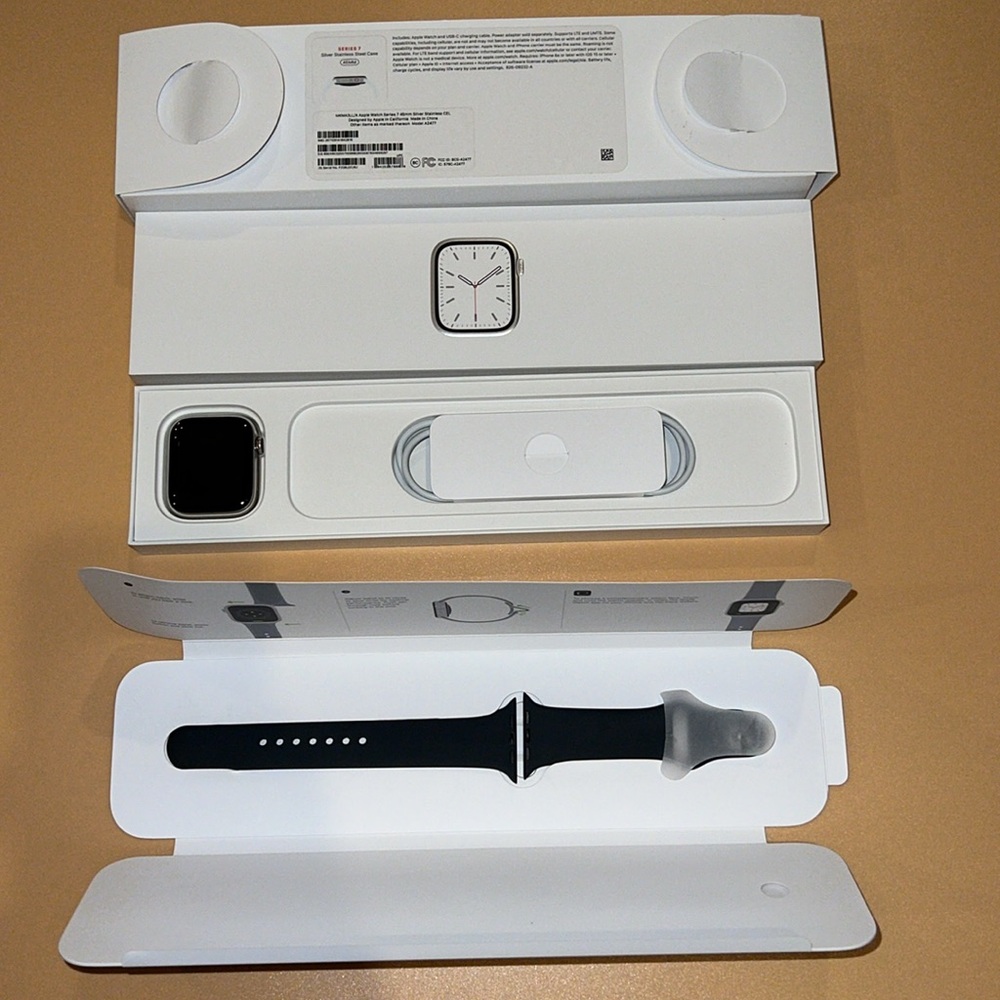 ⌚️NWT APPLE WATCH SERIES 7 45mm SILVER STAINLESS STEEL CASE W/ BLACK BAND - Picture 5 of 16